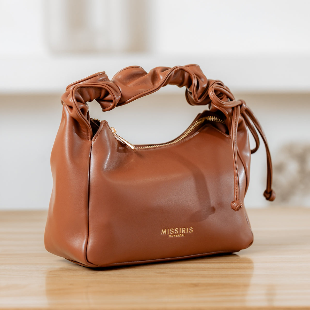 Miss Olivia - Marron (Sac à main en cuir végane avec anse extensible – Porté main ou épaule)