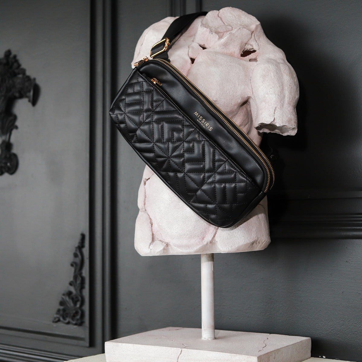 Miss Xena - Noir (Sac banane matelassé en cuir végane – Porté taille ou bandoulière)