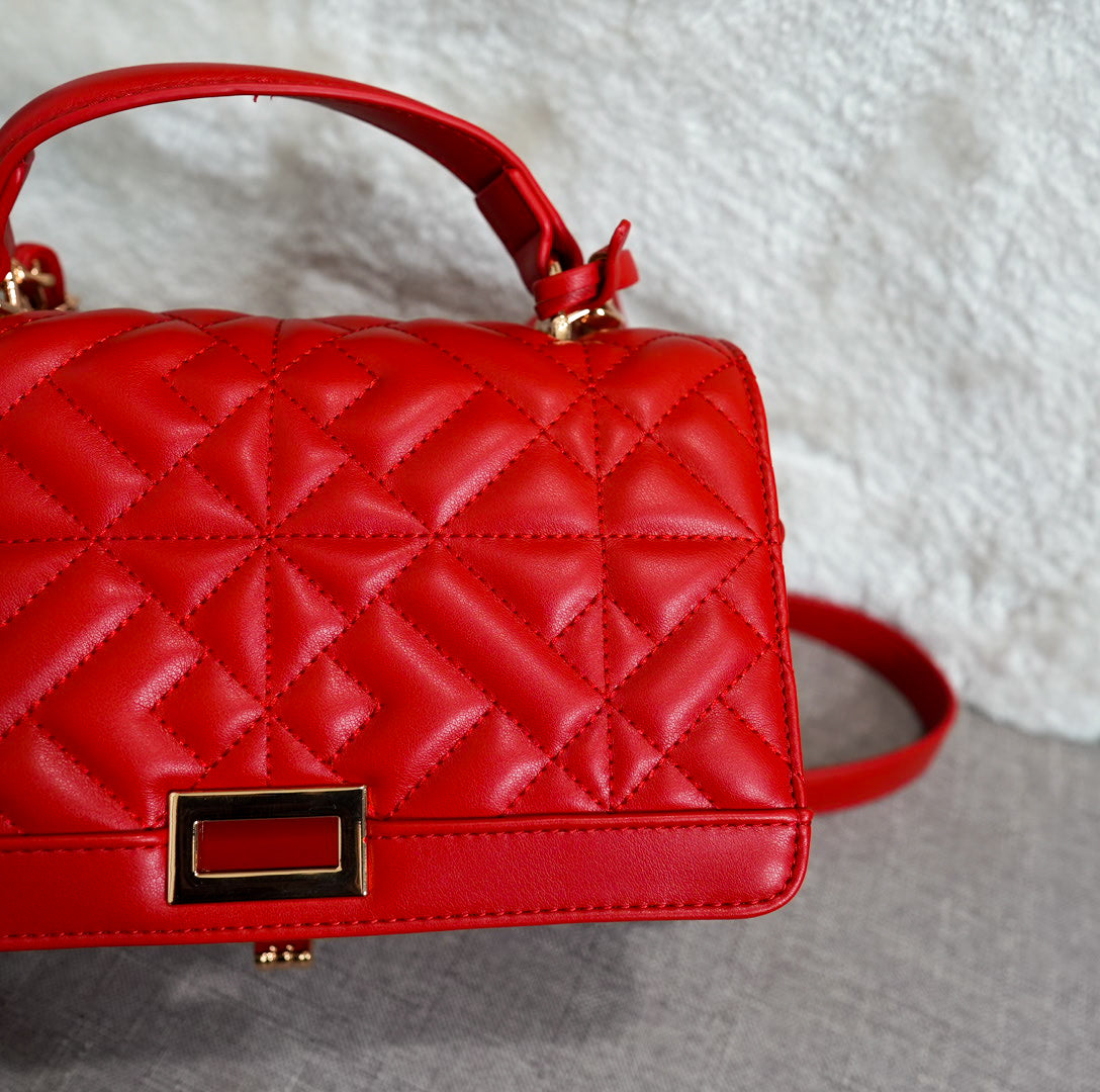 Miss Coco - Rouge (Sac à main matelassé en cuir végane à capacité extensible)